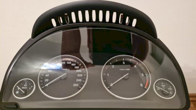 BMW F10/F11, kilometar sat