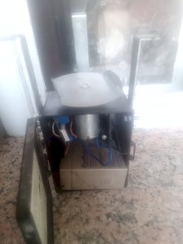 AUTOMATSKA HRANILICA