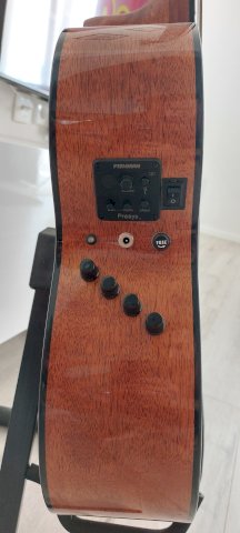 Akustična bas gitara Cort s ugrađenim zvučniko