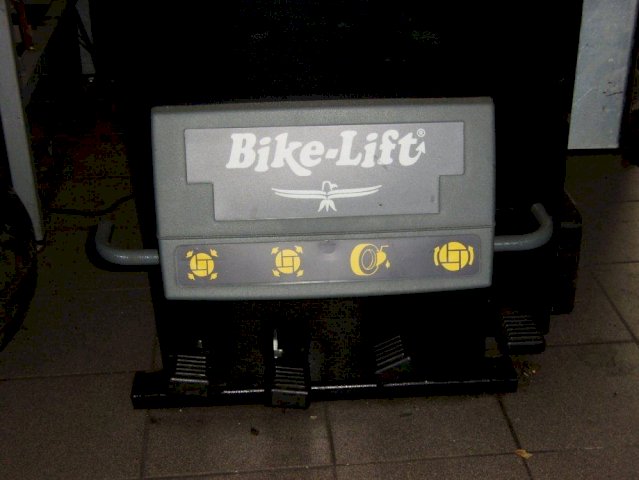 BIKE LIFT-STROJ ZA MONTAŽU I DEMONTAŽU GUMA