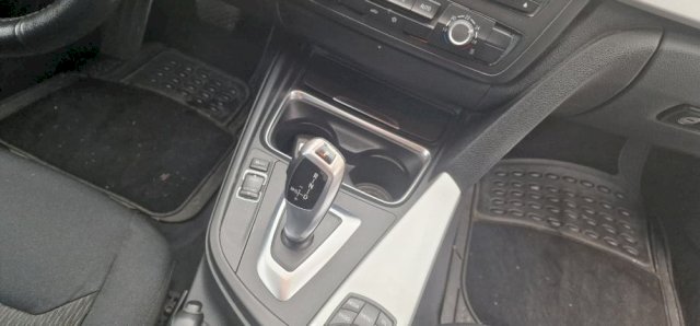 BMW serija 3 320d automatik 135 kv Reg 1 godinu