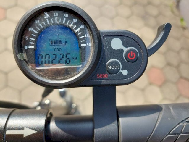 Električni romobil - samo 230km + dijelovi
