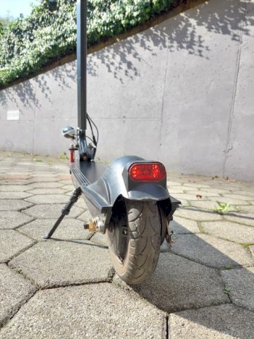 Električni romobil - samo 230km + dijelovi