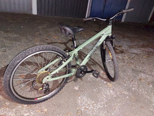 GIANT Bicikl dječji. 24 cola. Aluminij