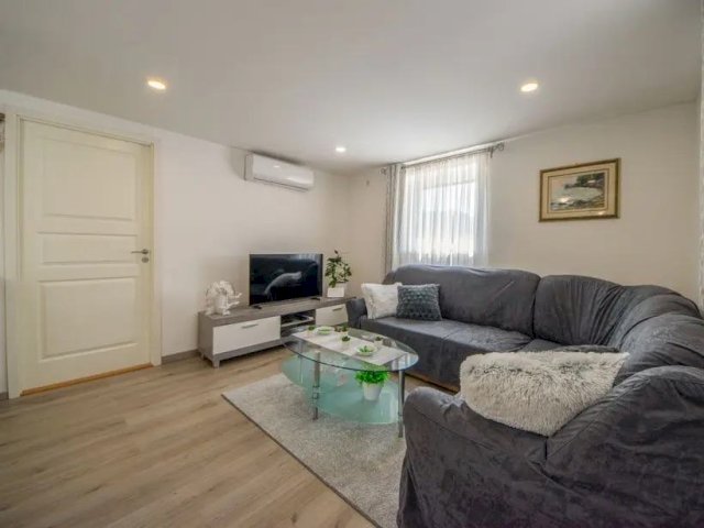 Kastav okolica, kuća 200 m2 s 2 novo uređena st