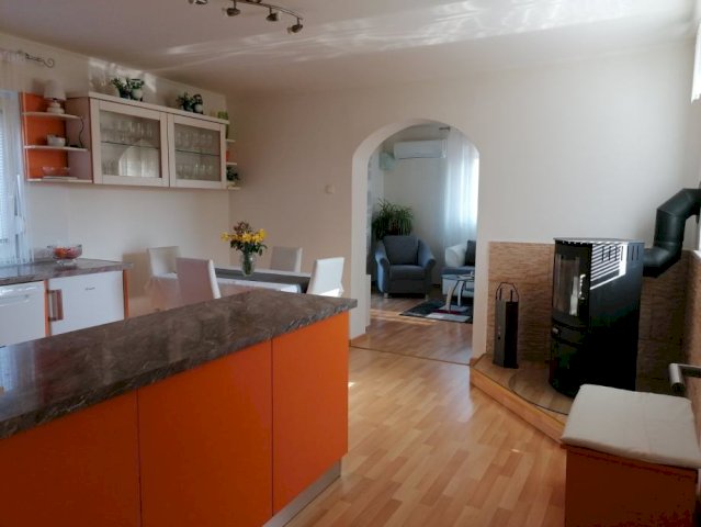 Kastav okolica, kuća 200 m2 s 2 novo uređena st