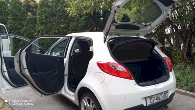 Mazda 2 1,3 i TE 16V- klima, parking senzori