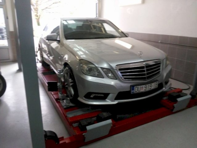 Mercedes-Benz E-klasa 220 AMG line motor