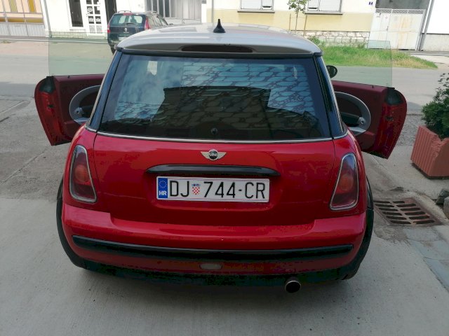 Mini Cooper 1.6. Benz