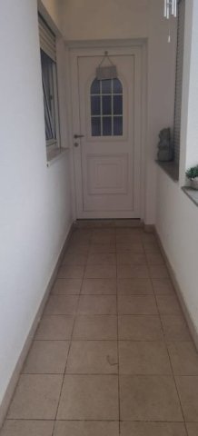 Moderno uređena kuća sa dva odvojena stana