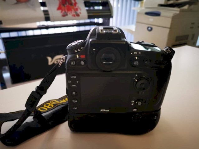 Nikon D800 sa gripom