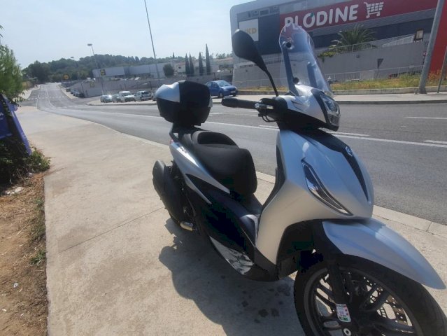 Piaggio Beverly 400 hpe 400 cm3, 2021 god.