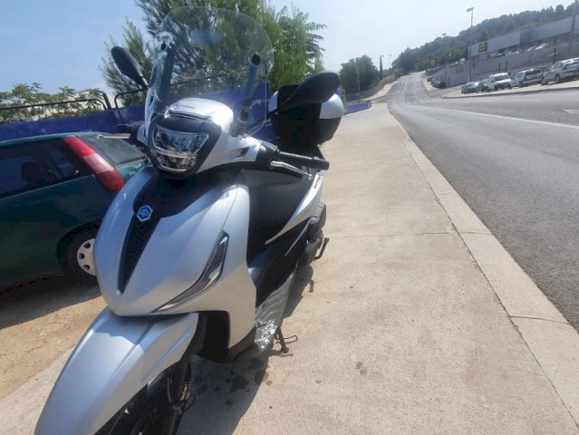 Piaggio Beverly 400 hpe 400 cm3, 2021 god.
