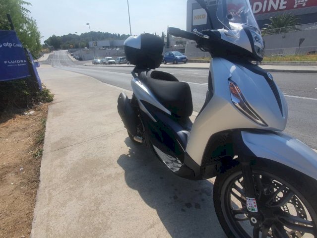 Piaggio Beverly 400 hpe 400 cm3, 2021 god.
