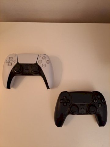 Playstation 5 + 7 igra i 2 kontrolera