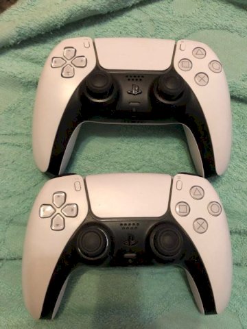 Playstation 5 s 2 kontrolera i igricom