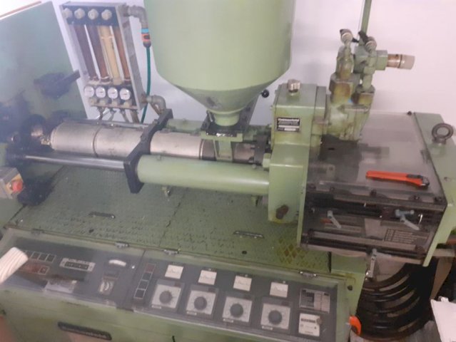 STROJEVI ZA BRIZGANJE PLASTIKE