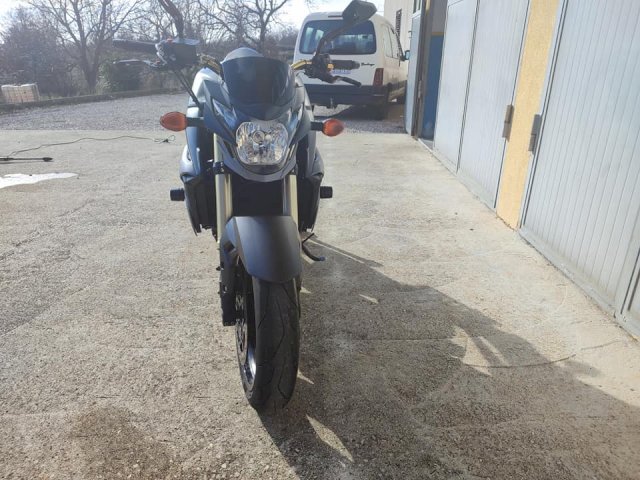 Suzuki gsr 750