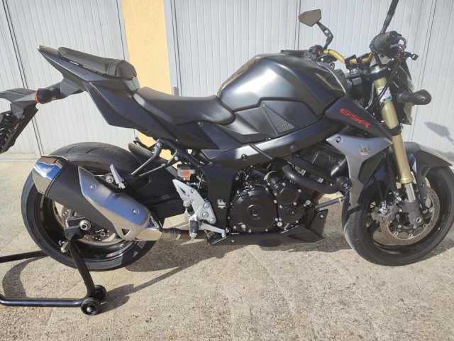 Suzuki gsr 750