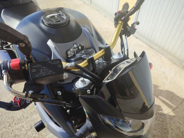 Suzuki gsr 750