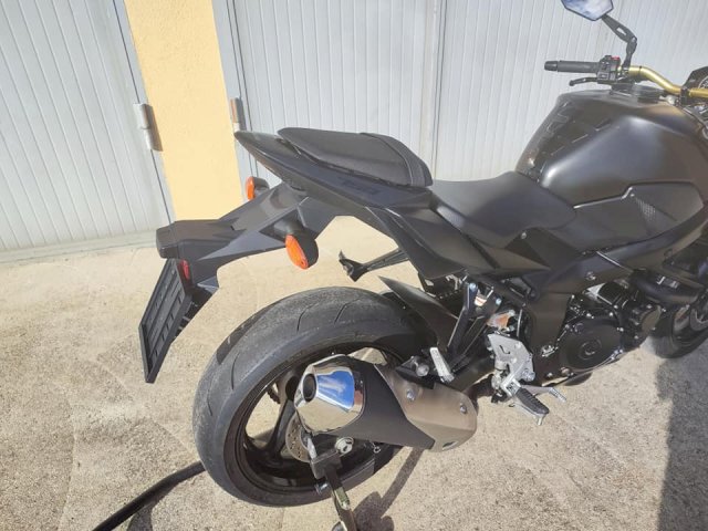 Suzuki gsr 750
