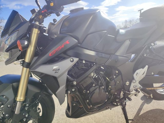 Suzuki gsr 750
