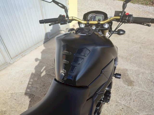 Suzuki gsr 750
