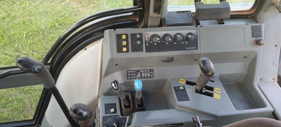 Valtra Valmet 6250 s utovarivačem Quicke Agram Q