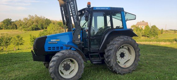 Valtra Valmet 6250 s utovarivačem Quicke Agram Q