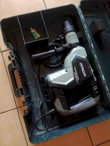 Velika udarna bušilica - štemerica Hitachi DH 4