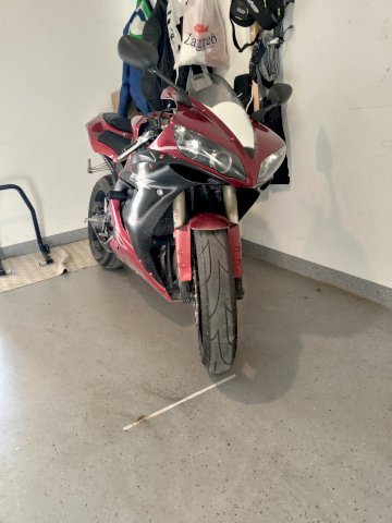 Yamaha R1 ZAMIJENA