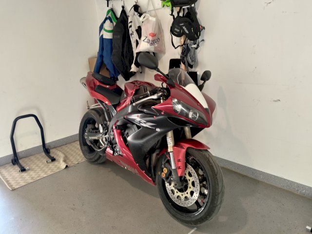 Yamaha R1 ZAMIJENA