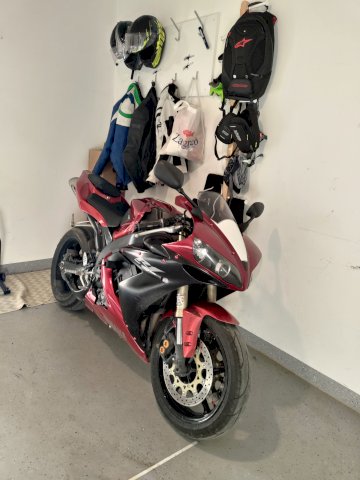Yamaha R1 ZAMIJENA