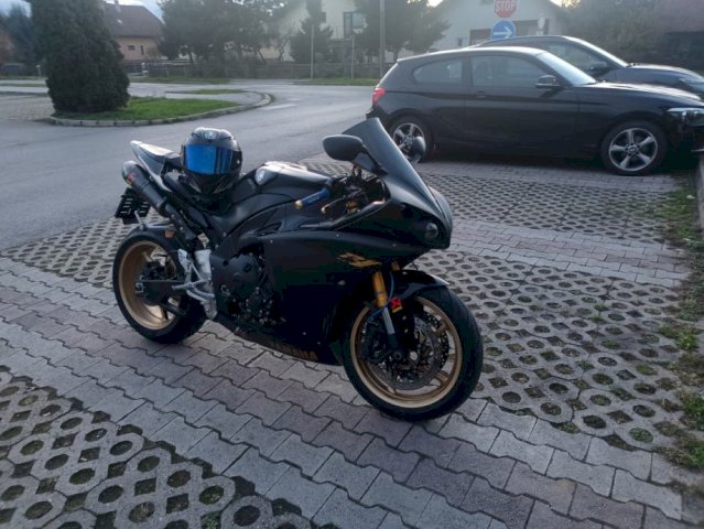 Yamaha R1 big bang 998 cm3, 2009 god.