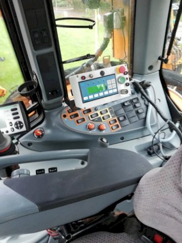 Valtra N142 s bočnim kranom Mulag