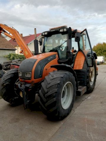 Valtra N142 s bočnim kranom Mulag