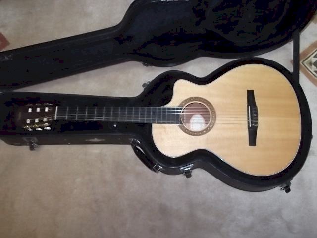 Taylor NS32-CE Nylon String Grand Concert
