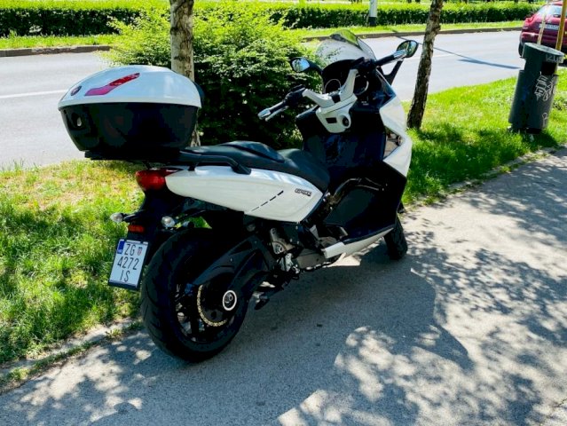 Gilera GP 800 839 cm3, 2012 god.