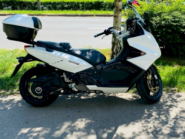 Gilera GP 800 839 cm3, 2012 god.
