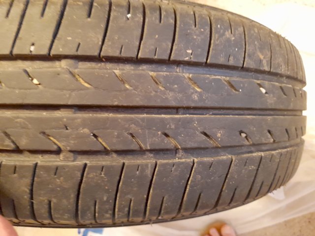 Ljetne gume 185 65 15 BRIDGESTTON 100kn prodajem