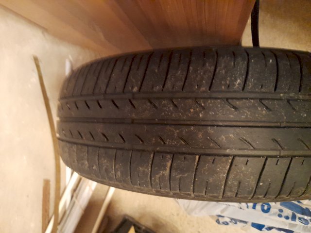 Ljetne gume 185 65 15 BRIDGESTTON 100kn prodajem