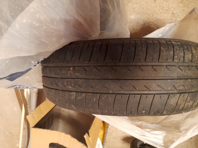 Ljetne gume 185 65 15 BRIDGESTTON 100kn prodajem