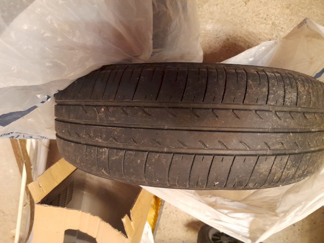 Ljetne gume 185 65 15 BRIDGESTTON 100kn prodajem