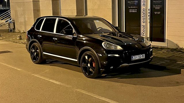 Porsche Cayenne Turbo 500ks brutalan zvuk