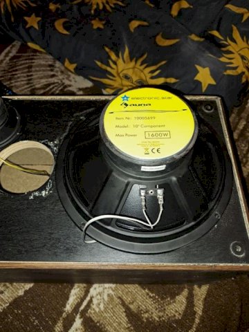 prodajem 2 auna zvunika 1600wat svaki