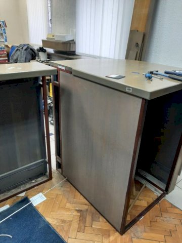 pult ili šank i stolove za ured ili hol