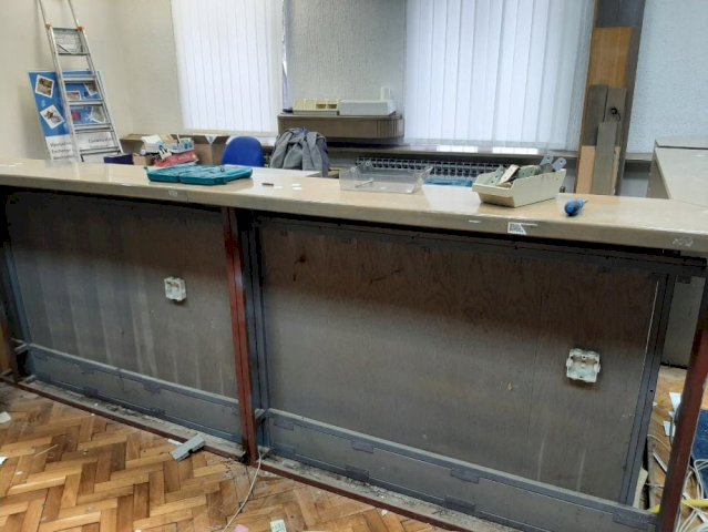 pult ili šank i stolove za ured ili hol