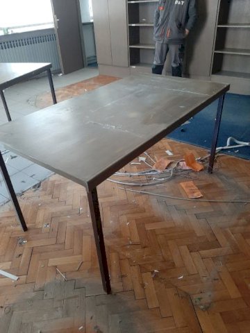 pult ili šank i stolove za ured ili hol