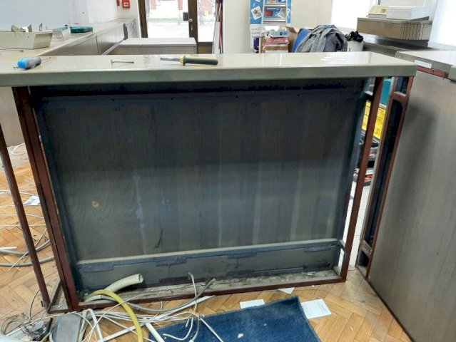 pult ili šank i stolove za ured ili hol