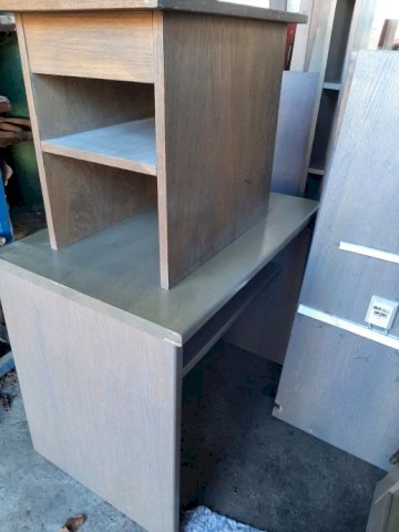 pult ili šank i stolove za ured ili hol